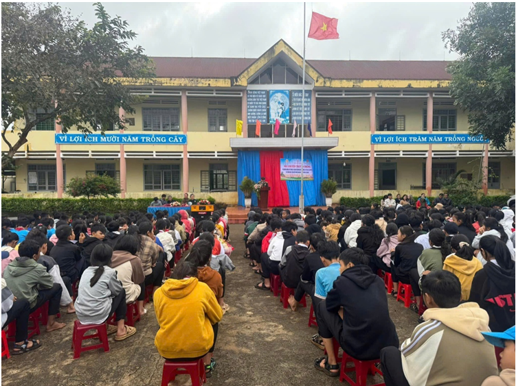 Hội Cựu chiến binh huyện Cư Kuin tổ chức nói chuyện truyền thống cách mạng cho các cháu học sinh trên địa bàn